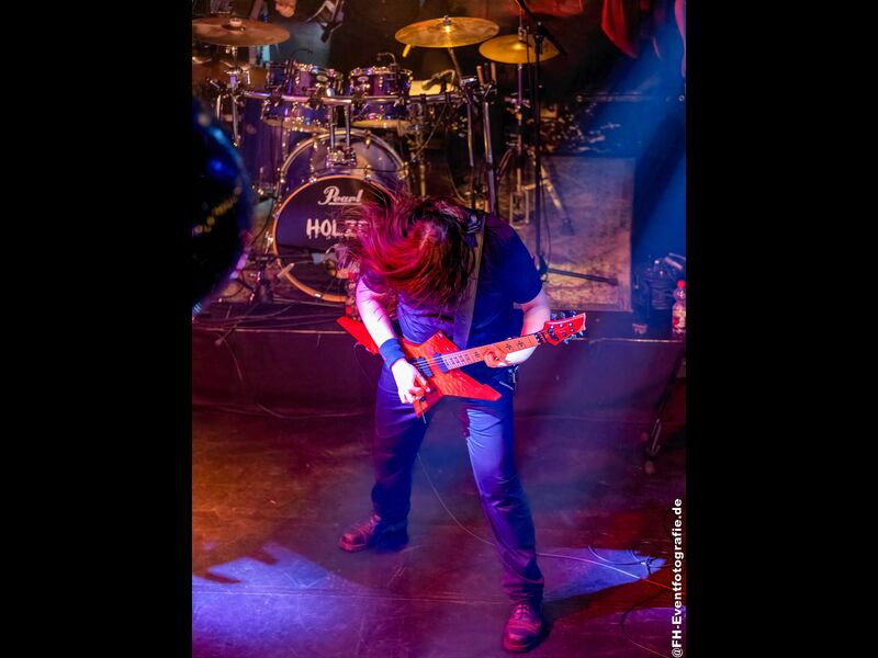 Dark Lightning live, headbanging on guitar, 30th September 2022. Photo: FH-Eventfotografie