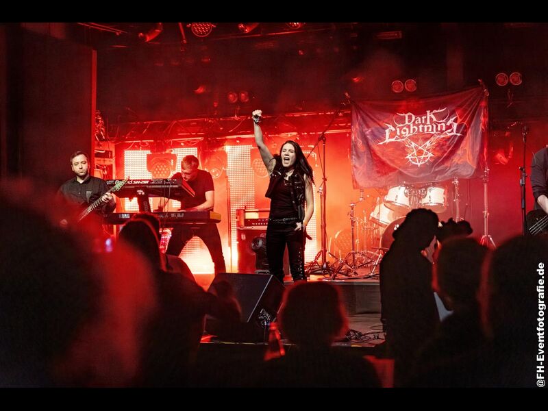 Dark Lightning live, headbanging on guitar, 9th December 2022. Photo: FH-Eventfotografie